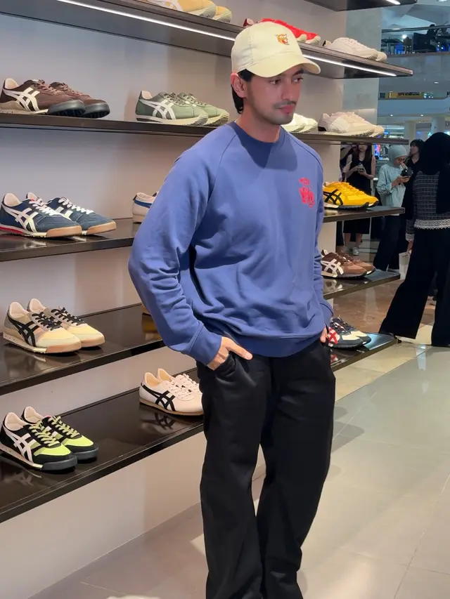 Omar Daniel hadir di opening store Onitsuka Tiger Plaza Indonesia. [Anisha/Fimela]