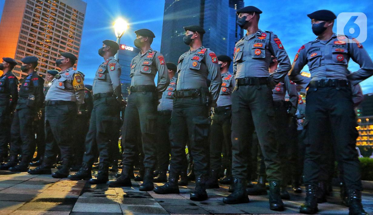 Personel Polri saat apel persiapan pengamanan perayaan malam Tahun Baru 2023 di Bundaran HI, Jakarta, Sabtu (31/12/2022). Tim gabungan TNI-Polri merapatkan barisan untuk berkoordinasi menjaga acara puncak malam tahun baruan di Bundaran HI. (Liputan6.com/Angga Yuniar)