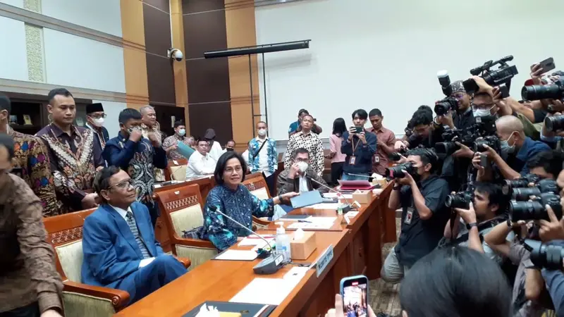 Menko Polhukam Mahfud MD dan Menteri Keuangan Sri Mulyani