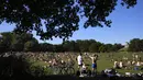 Orang-orang menikmati cuaca musim panas di Taman Englischer Garten, Munich, Jerman, 3 Agustus 2022. (AP Photo/Matthias Schrader)