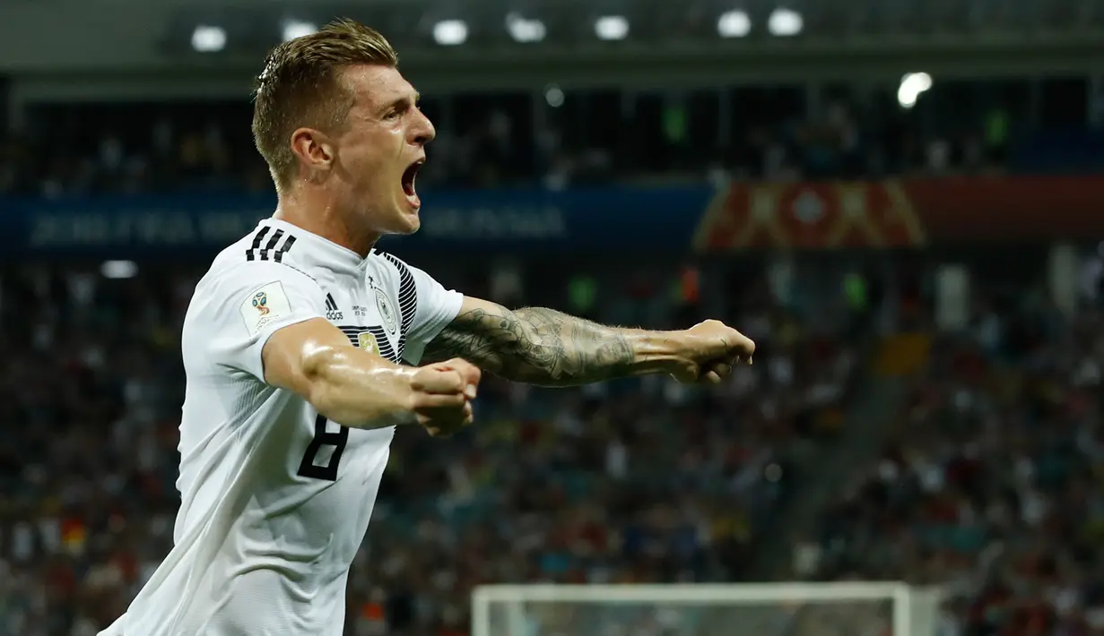 Gelandang Jerman, Toni Kroos, merayakan gol yang dicetaknya ke gawang Swedia pada laga grup F Piala Dunia di Sochi, Sabtu (23/6/2018). Gol ini tercipta pada menit ‘90+5 atau masa injury time. (AFP/Odd Andersen)