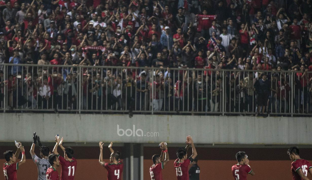 Para pemain Timnas Indonesia menyapa suporter usai laga persahabatan melawan Puerto Rico di Stadion Maguwoharjo, Sleman, Selasa (13/6/2017). Kedua negara bermain imbang 0-0.(Bola.com/Vitalis Yogi Trisna)