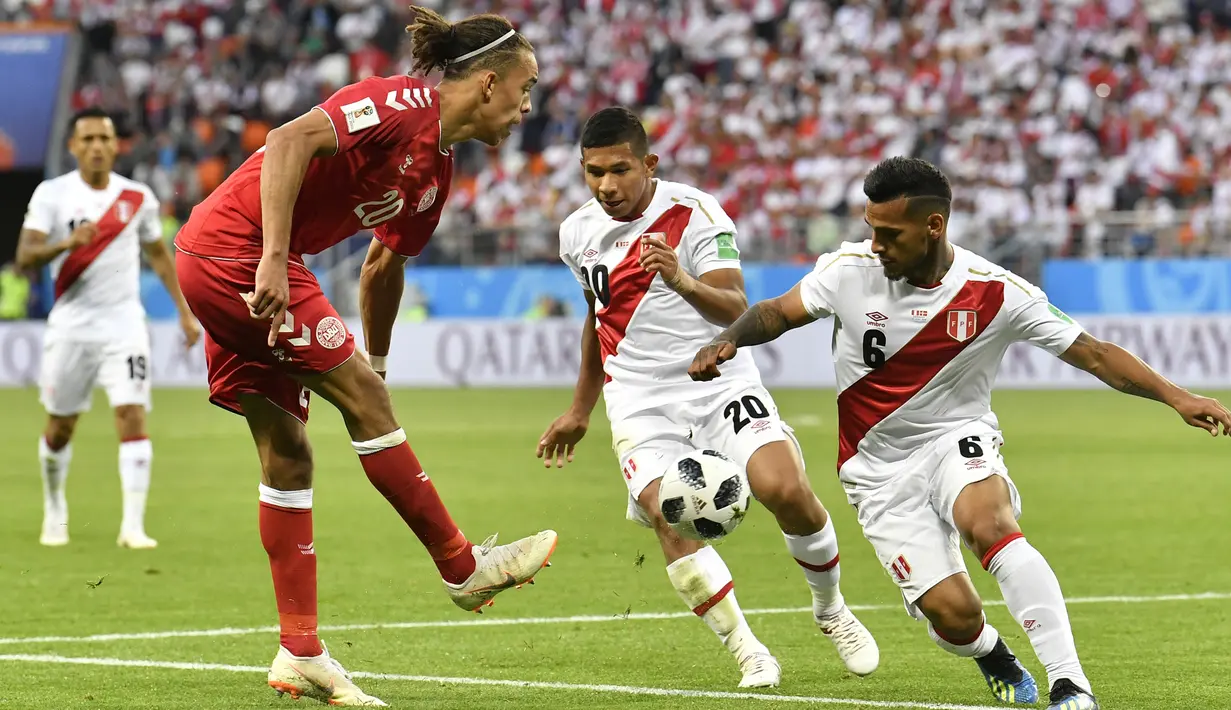 Gelandang Denmark, Yurary Poulsen, berusaha melepaskan tendangan saat melawan Peru pada laga Grup C Piala Dunia di Mordovia Arena, Saransk, Sabtu (16/6/2018). Denmark menang 1-0 atas Peru. (AP/Martin Meissner)