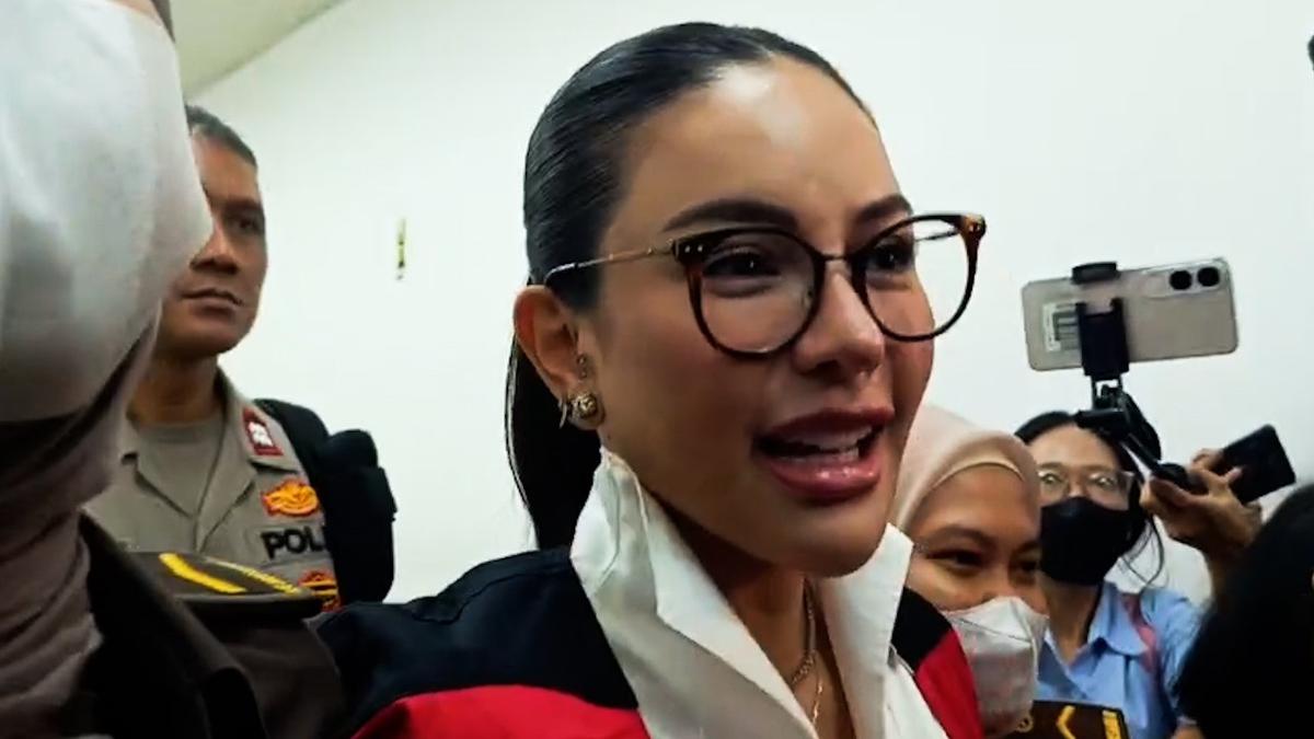 Viral Nikita Mirzani Teriak ke Petugas Kejaksaan: Gak Bakal Kabur Kok, Koruptor Saja Enggak Diginiin!