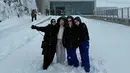 Natasha Rizky, Ratna Galih, Dian Ayu Lestari, dan Nina Zatulini menikmati musim dingin di Swiss. Saat bermain di salju, keempatnya pun kompak mengenakan jaket tebal warna hitam. [@ninazatulini22]
