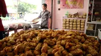 Gerai getuk sekaligus difungsikan sebagai tempat menggoreng. Bebauan manis menarik hati pembeli (Liputan6.com/Muhamad Ridlo).