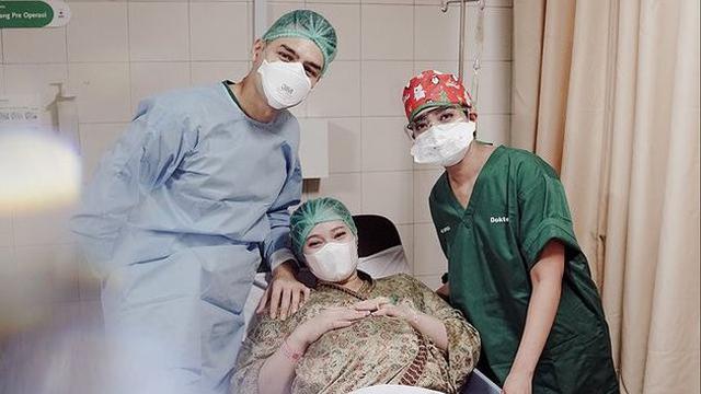 Lahirkan Anak Pertama Secara Caesar, Ini 6 Momen Persalinan Asmirandah