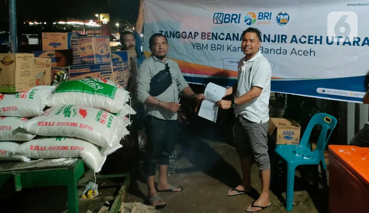 BRILian (Pekerja BRI) memberikan bantuan kepada masyarakat terdampak banjir bandang di Aceh Utara, Provinsi Aceh, Selasa (04/01/22). Bantuan yang disalurkan di Kecamatan Lhoksukon disalurkan secara bertahap dengan memprioritaskan masyarakat terdampak banjir bandang. (Liputan6.com/HO/Humas BRI)