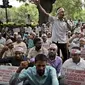 Para aktivis melakukan aksi unjuk rasa memrotes kebijakan negara bagian Assam untuk mengeluarkan hampir 2 juta warga dari daftar kewarganegaraan dalam unjuk rasa di New Delhi, India (AP PHOTO)
