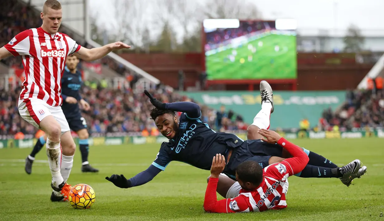 Pemain Manchester City, Raheem Sterling saat berebut bola dengan para pemain Stoke City di Stadion Britania, Sabtu 5/12/2015).  (Reuters/Carl Recine)