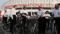 Gubernur DKI Jakarta Anies Baswedan (tengah) bersama jajaran bersiap melakukan test jalur sepeda dari Jakarta International Veldrome menuju Balai Kota DKI Jakarta, Jumat (20/9/2019). Anies mengajak masyarakat yang memiliki tujuan dekat beralih menggunakan sepeda. (Liputan6.com/Faizal Fanani)