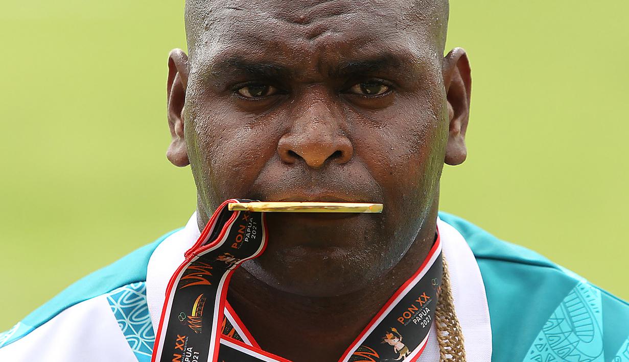 Medali emas yang diraih Arnoldus Gawai Kaize adalah medali emas pertama yang diraih kontingen Papua dari cabang atletik menjelang berakhirnya Pesta Olahraga empat tahunan, PON XX Papua. (PB PON XX Papua/Ady Sesotya)