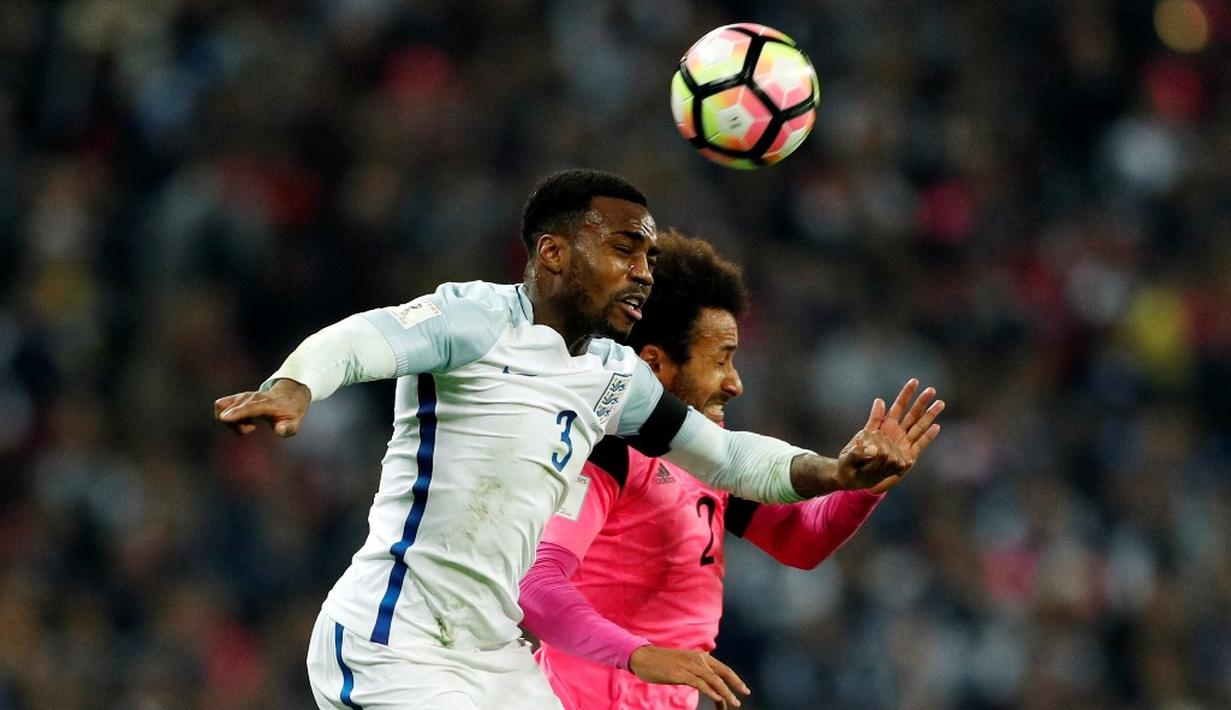 Pemain Inggris, Danny Rose (kiri), berduel dengan pemain Skotlandia, Ikechi Anya, dalam laga Grup F Kualifikasi Piala Dunia 2018 di Stadion Wembley, Jumat (11/11/2016) waktu setempat. (Action Images via Reuters/John Sibley)