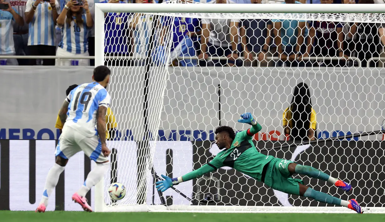 Sedangkan empat eksekutor lainnya, Julian Alvarez, Alexis Mac Allister, Gonzalo Montiel, dan Nicolas Otamendi sukses menunaikan tugasnya. (CHARLY TRIBALLEAU / AFP)