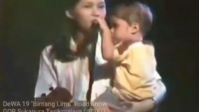 Potret Lawas Maia Estianty Jadi Backing Vocal Dewa 19, Manggung Sambil Gendong Al Ghazali Kecil (instagram/transformasi, youtube/uyung aria).
