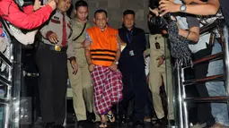 Wakil Ketua DPRD Banten, SM Hartono usai menjalani pemeriksaan KPK, Jakarta, Rabu (2/12/2015). Hartono tampak mengenakan sarung usai diperiksa KPK. (Liputan6.com/Helmi Afandi)