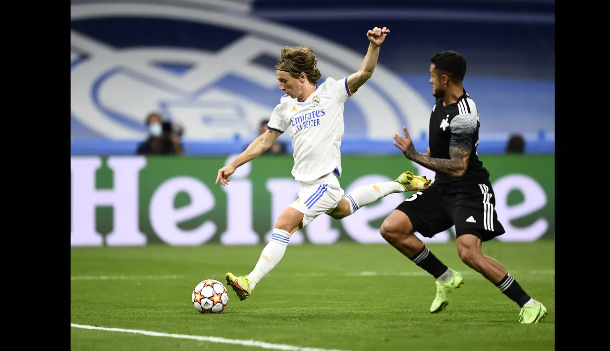 Real Madrid langsung menggebrak begitu pertandingan dimulai. 10 menit pertama, dua skema serangan Madrid terkena jebakan offside. Pertahanan Sheriff cukup tangguh. (AP/Jose Breton)