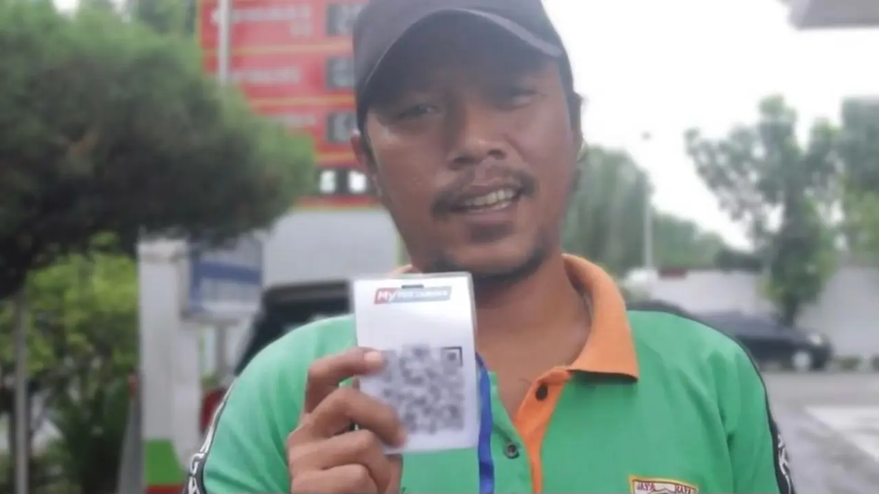 konsumen wajib menunjukan scan QR Code ketika melakukan transaksi pembelian BBM bersubsidi .