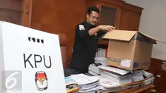 Komisioner KPU Ferry Kurnia Rizkiyansyah mengemasi barang-barang pribadi ke dalam kardus di ruang kerjanya di Kantor KPU, Jakarta, Senin (10/4). Hari ini merupakan hari terakhir Juri dan 4 komisioner KPU yang lain berkantor. (Liputan6.com/Angga Yuniar)