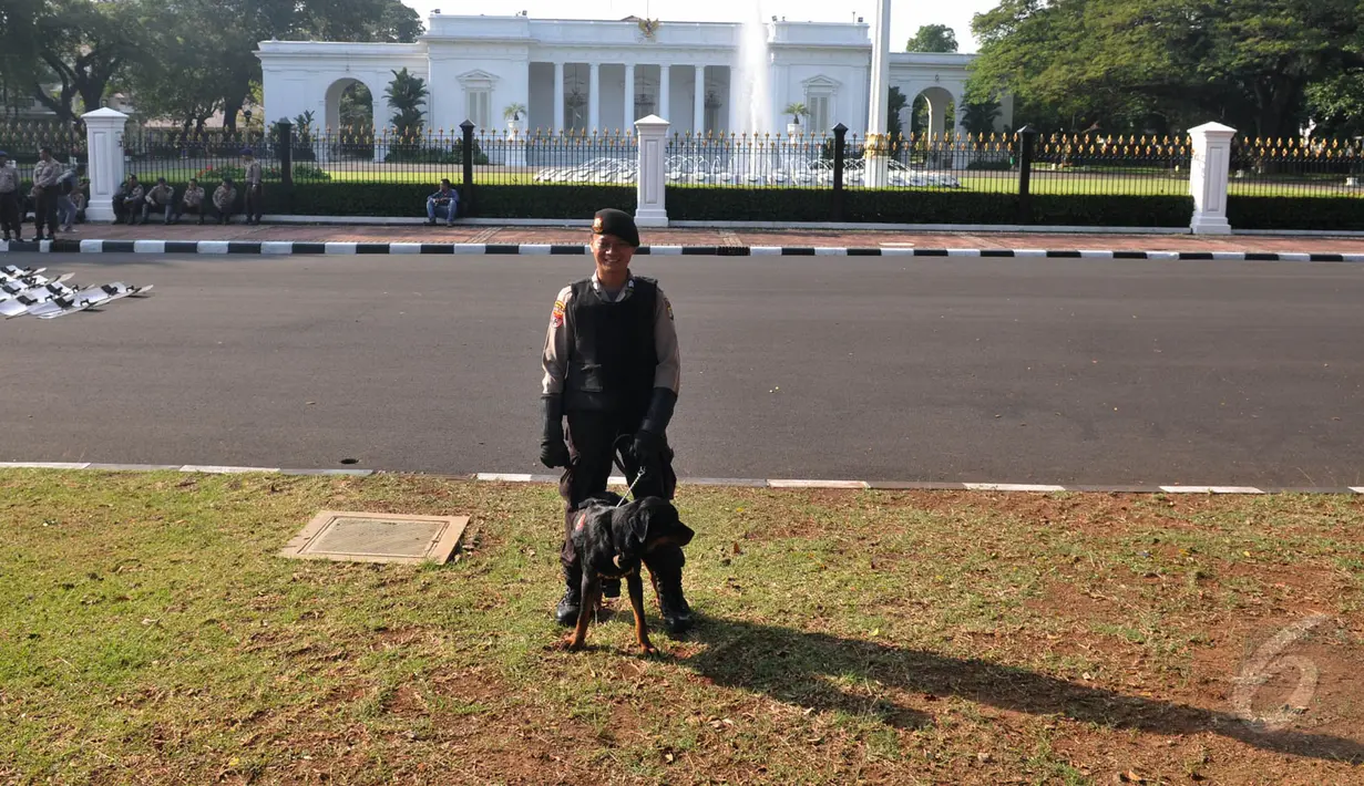 Sejumlah aparat kepolisan tampak berjaga dengan membawa anjing pelacak di depan Istana Presiden, Jakarta, (20/5/2015). Penjagaan ini sebagai antisipasi terjadinya kerusuhan aksi mahasiswa saat memperingati Harkitnas. (Liputan6.com/JohanTallo)
