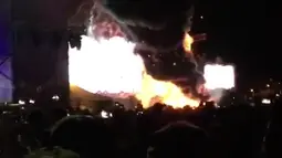 Kepulan asap yang membakar panggung konser selama festival musik elektronik "Tomorrowland" di Barcelona, Spanyol, (29/7). Ribuan pengunjung terpaksa dievakuasi akibat kejadian tersebut. (David Belmonte via AP)