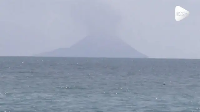 Gunung Anak Krakatau keluarkan asap tebal kelabu dan masih terjadi letusan kecil hingga ratusan kali. Aktifitas gunung ini fluktuatif selama 6 bulan.