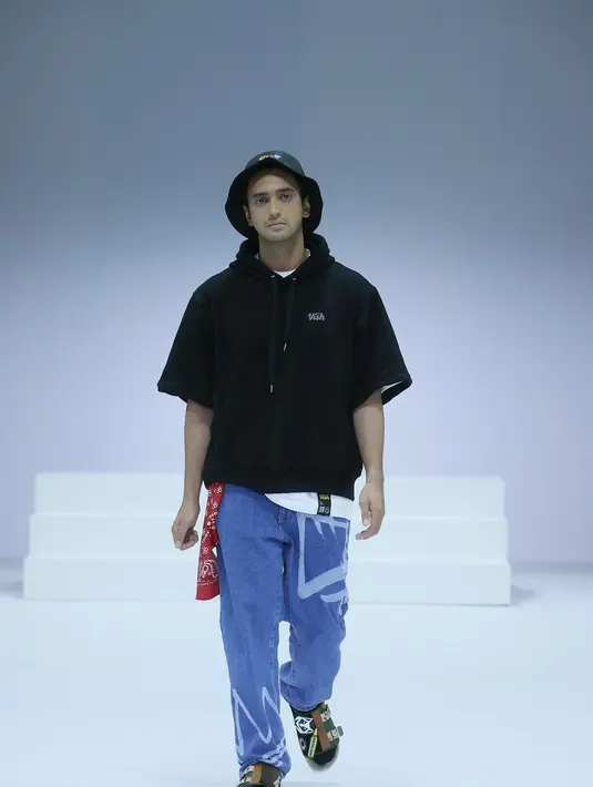 Gaya streetwear dari Vish berikut ini juga tak kalah menarik. Kombinasi short sleeve hoodie, celana jeans, bucket hat dan scraf yang diikat di samping celana menampilkan gaya busana yang simple namun stylish. (JFW).