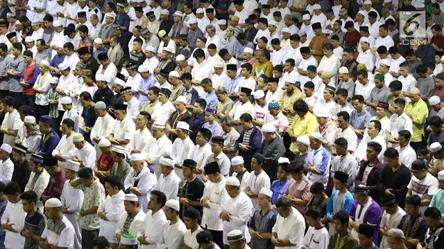 Bernuansa Idul Fitri, Umat Muslim Salat Jumat Berjamaah di Mesjid Istiqlal