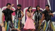 Pemenang keempat ajang Music Vidio Contest, Alif Ekacahya (tengah) tampil energik di panggung inBox SCTV yang dihelat di Cibinong, Bogor, Selasa (27/1/2015). (Liputan6.com/Helmi Fithriansyah)