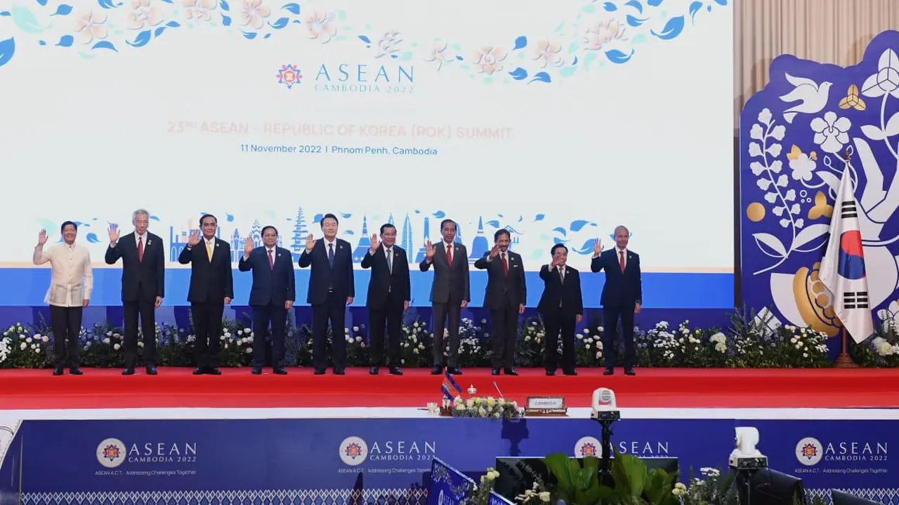 Presiden Joko Widodo (Jokowi) saat menghadiri KTT ASEAN di Phnom Penh, Kamboja, Sabtu (12/11/2022)