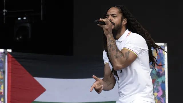Bob Vylan tampil di Festival Glastonbury 2025 (Oli SCARFF / AFP)