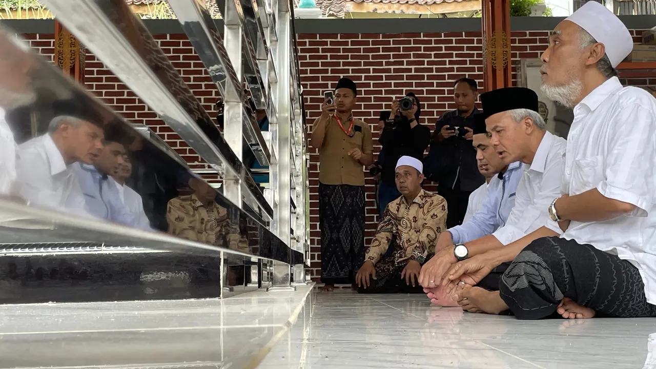 Calon presiden Ganjar Pranowo dan K.H. Taj Yasin Maimoen atau Gus Yasin di Pondok Pesantren Al Iman Bulus, Gebang, Kabupaten Purworejo, Jawa Tengah, Minggu (31/12/2023). (Liputan6.com/Ady Anugrahadi)