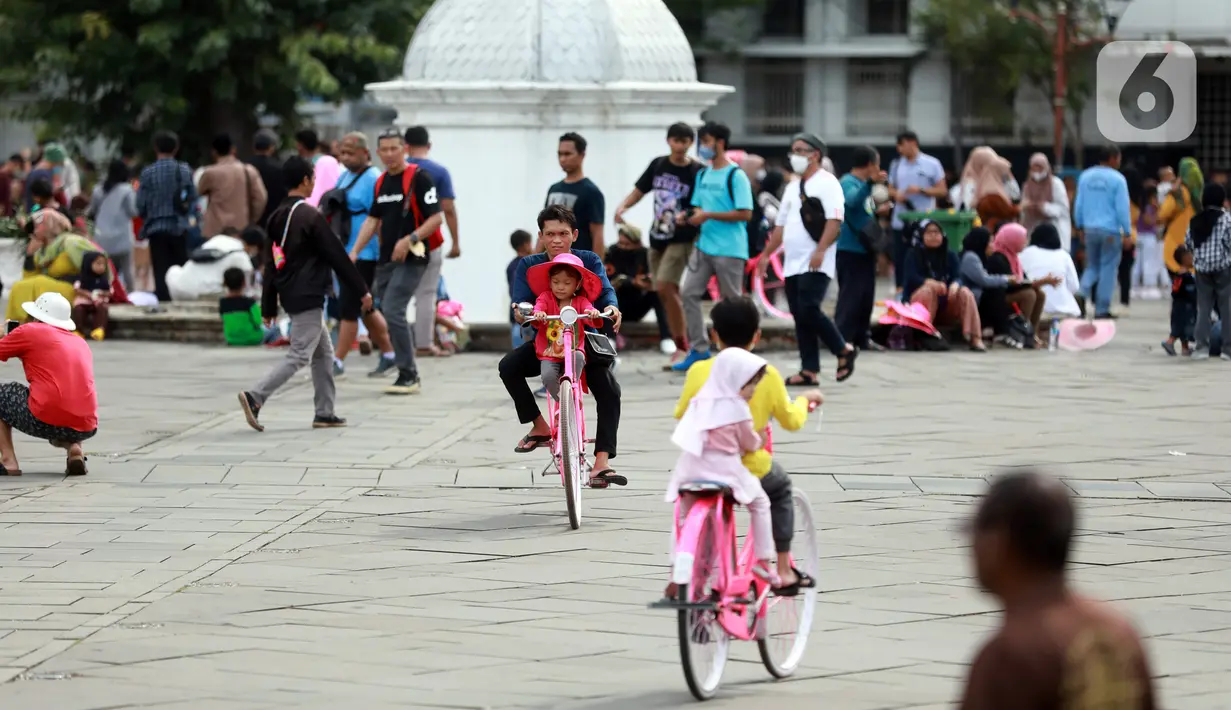 Warga memanfaatkan libur Tahun Baru dengan berkunjung ke Kota Tua, Jakarta, Senin (2/1/2023). Kota Tua menjadi salah satu tempat favorit warga untuk dikunjungi saat liburan pada awal tahun 2023. (Liputan6.com/Johan Tallo)