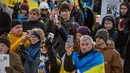 Para pendukung Ukraina memegang ponsel mereka dengan senter menyala sebagai simbol berbagi dan melindungi cahaya kebebasan dalam sebuah unjuk rasa untuk memperingati tahun kedua invasi Rusia di Boston Common, Boston, Massachusetts, 24 Februari 2024. (Joseph Prezioso/AFP)