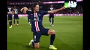 Edinson Cavani kerap memeragakan gaya seperti orang yang sedang memanah usai mencetak gol. Ternyata, selebrasi tersebut mempunyai makna yang sangat dalam bagi eks bomber Paris Saint-Germain tersebut.  (Foto: AFP/Franck Fife)