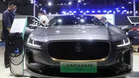Sebuah mobil listrik Jaguar I-PACE terlihat di area pameran Automobile selama gelaran Pameran Impor Internasional China (China International Import Expo/CIIE) ketiga di Shanghai, China timur, pada 6 November 2020. CIIE tahun ini akan berlangsung 5-10 Novemver. (Xinhua/Ding Ting)