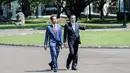 Presiden Jokowi berjalan bersama Perdana Menteri China Li Keqiang usai melakukan penanaman pohon di halaman belakang Istana Bogor, Senin (7/5). Sebelum kegiatan menanam pohon, Li Keqiang disambut dengan upacara kenegaraan. (Mast Irham/Pool via AP)