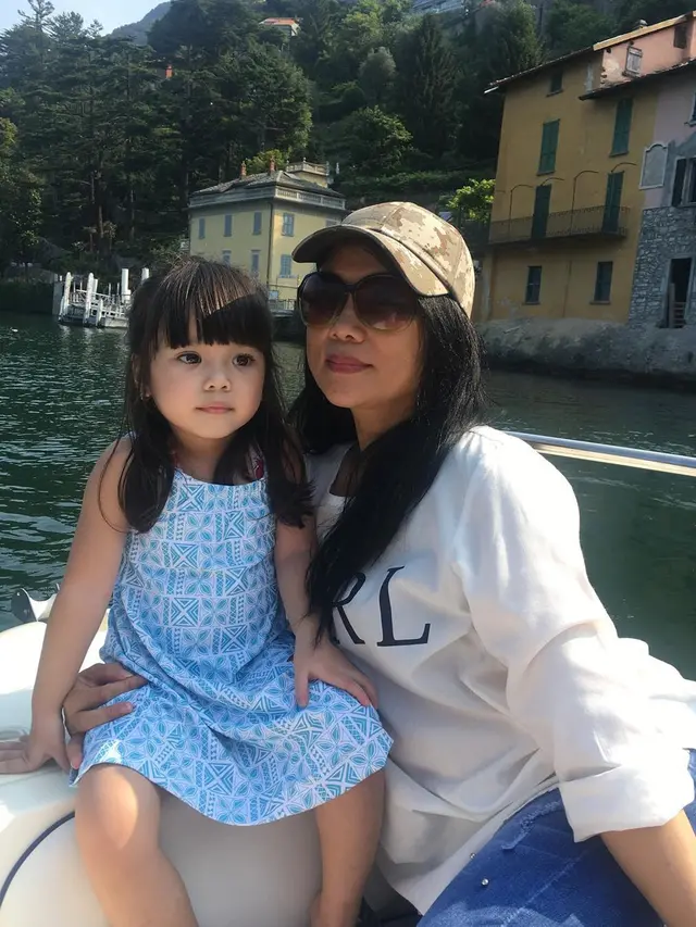 Jarang Terekspos, Ini 6 Potret Ibu Gisella Anastasia yang Cantik Menawan