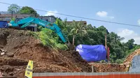 Sebuah crane terguling di lokasi proyek jalur ganda Bogor-Sukabumi tepatnya di kawasan Stasiun Batu Tulis Kota Bogor pada Minggu (06/06/2021) sore.