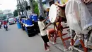Di sepanjang Jalan KH Mas Mansyur, Tanah Abang tersedia kurang lebih 20-an pedagang bedug musiman yang menjajakan dagangannya di pinggir jalan, Minggu (6/7/14). (Liputan6.com/Faizal Fanani)