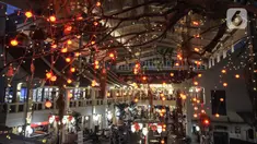 Deretan lampion menambah kentalnya nuansa pecinan di Petak Enam, Glodok, Jakarta, Senin (7/6/2021). Selain suasana khas oriental dan harga makanan yang tidak terlalu mahal, Petak Enam juga sangat cocok dijadikan sebagai tempat berfoto-foto yang instagramable' (merdeka.com/Iqbal S Nugroho)