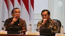 Mensesneg Pratikno (kiri) bersama Seskab Pramono Anung saat mengikuti rapat terbatas di Istana, Jakarta, Selasa (2/10). Rapat terbatas diikuti sejumlah menteri dan kepala lembaga negara. (Liputan6.com/Angga Yuniar)