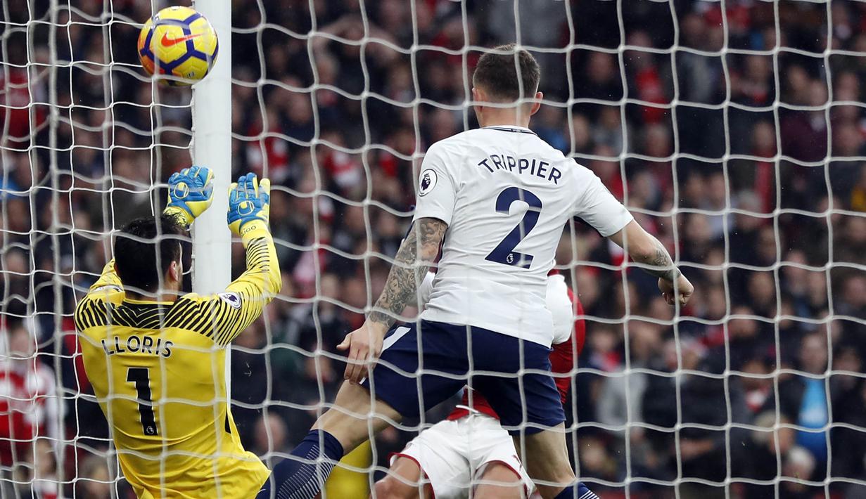 Proses terjadinya gol Arsenal yang dicetak Alexis Sanchez ke gawang Tottenham pada laga Premier League di Stadion Emirates, London, Sabtu (18/11/2017). Arsenal menang 2-0 atas Tottenham. (AP/Kirsty Wigglesworth)
