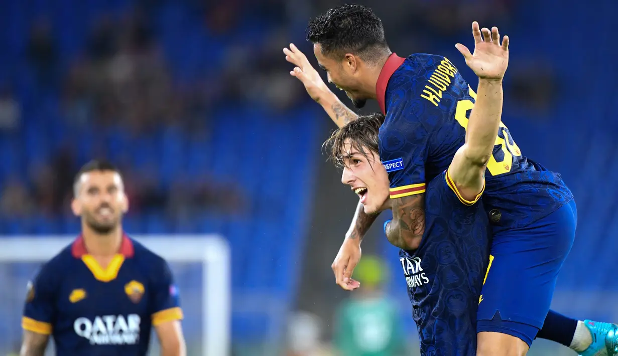 Para pemain AS Roma merayakan gol yang dicetak Nicolo Zaniolo ke gawang Istanbul Basaksehir pada laga Europa League di Stadion Olimpico, Roma, Kamis (19/9). Roma menang 4-0 atas Istanbul. (AFP/Alberto Pizzoli)