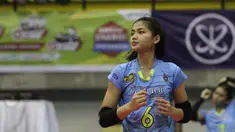 Pevoli Bandung BJB Pakuan, Wintang Dyah, menyapa suporter saat menghadapi tim Putri Jakarta BNI 46 dalam ajang Proliga 2019 di GOR Among Rogo, Yogyakarta, Sabtu (23/12). BNI 46 menang 3-1 atas BJB. (Bola.com/Yoppy Renato)