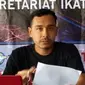 Koordinator GeRAK Aceh Barat, Edy Syah Putra dalam sebuah kegiatan konferensi pers di sekretariat bersama wartawan Meulaboh (Liputan6.com/Ist)
