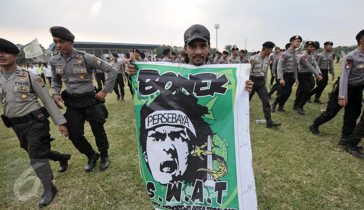 Pendukung Persebaya Surabaya (Bonek) membawa spanduk saat melakukan aksi di Stadion Tugu, Koja, Jakarta Utara, Selasa (2/8). Bonek meminta kepada federasi sepakbola Indonesia itu untuk mengembalikan hak-hak Persebaya.(Liputan6.com/Yoppy Renato)