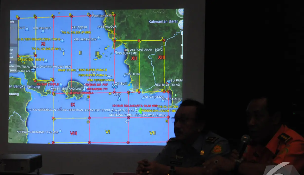 Basarnas memperlihatkan lokasi pencarian pesawat AirAsia QZ8501 yang dilakukan tim SAR, Jakarta, Selasa (30/12/2014). (Liputan6.com/Herman Zakharia)
