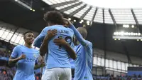 Para pemain Manchester City merayakan gol ke gawang Stoke City pada laga Premier League di Stadion Etihad, Manchester, Sabtu (14/10/2017). (AFP/Lindsey Parnaby)