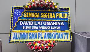 Alumni SMA Pangudi Luhur mengirimkan karangan bunga untuk Christalino David Ozora atau David (17) yang jadi korban penganiayaan anak pejabat pajak, Mario Dandy Satrio (20) (Lydia Fransisca/Merdeka.com)